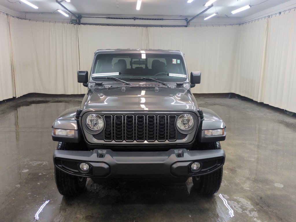 Used 2025 Jeep Gladiator Sport image 3