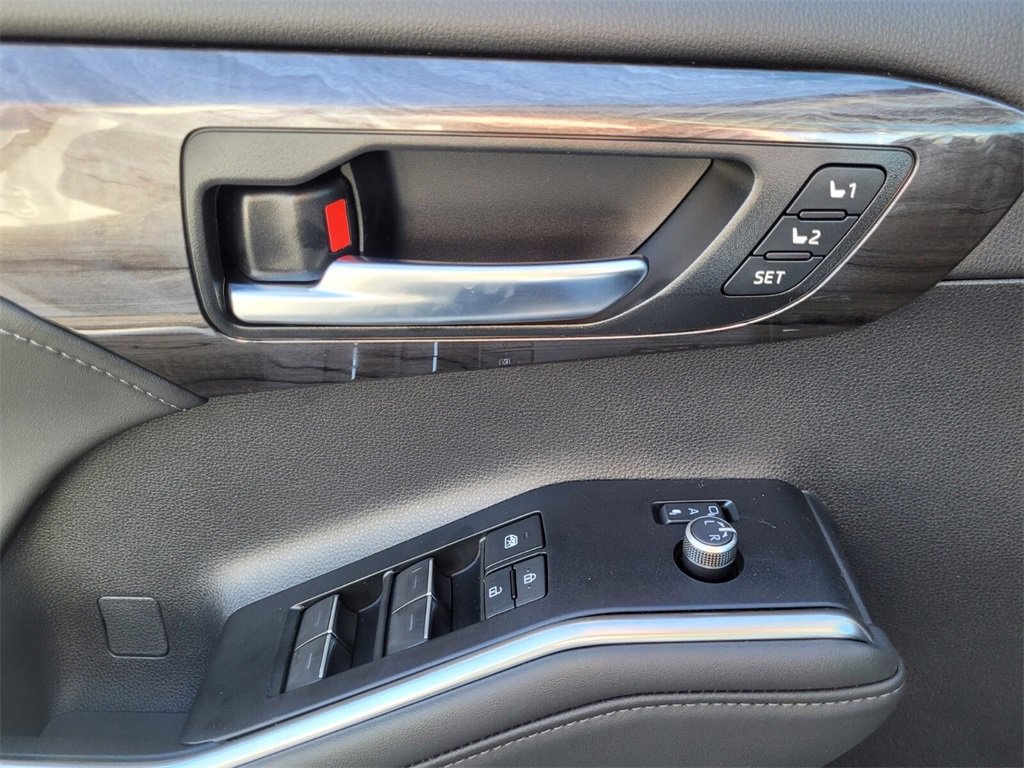 New 2026 Toyota Highlander Limited image 27