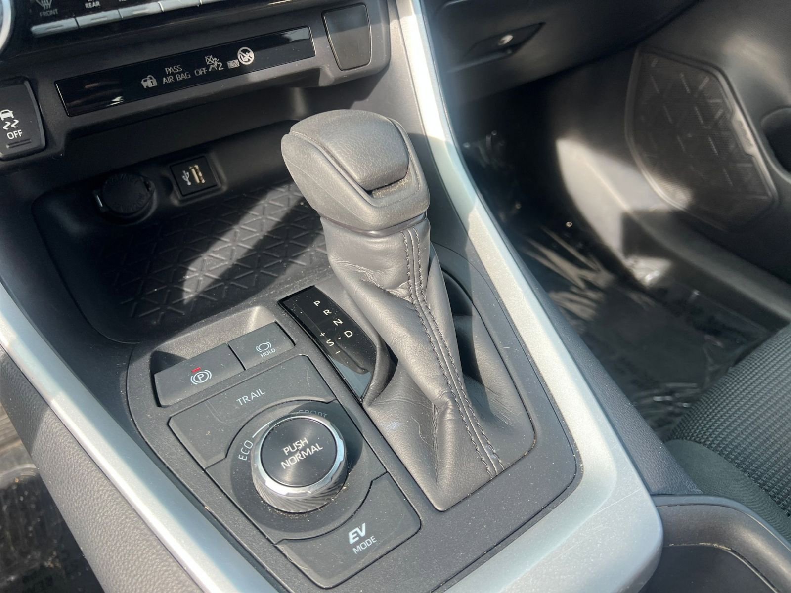 Used 2025 Toyota RAV4 LE image 41