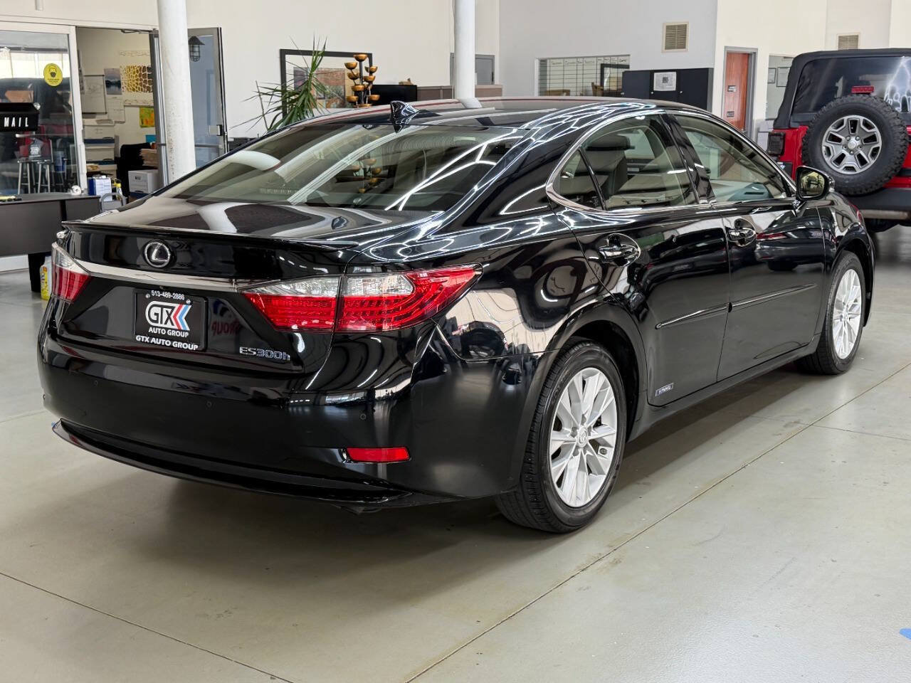 Used 2015 Lexus ES 300h w/ Navigation System Package FWD image 2