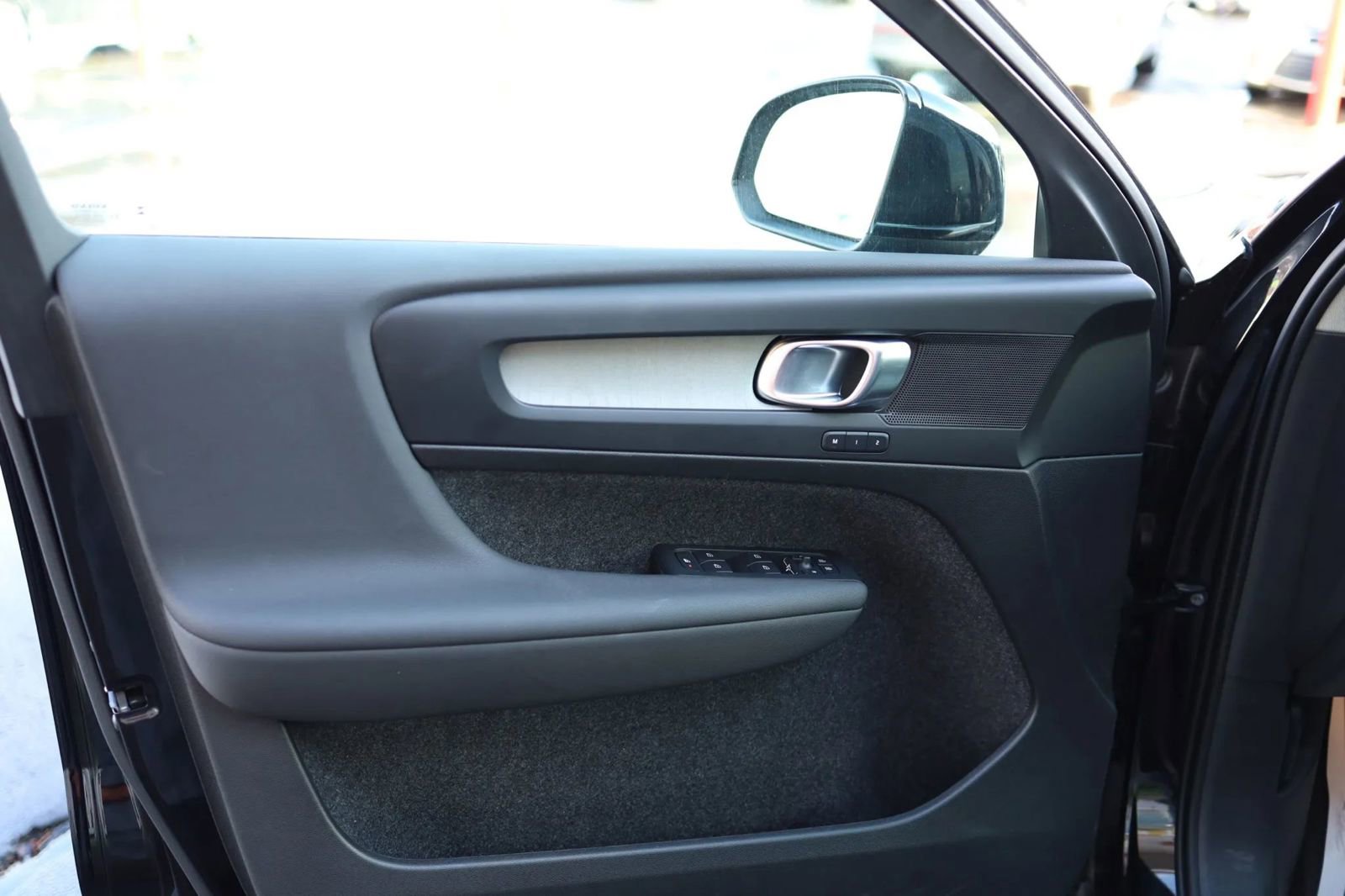 Used 2025 Volvo XC40 B5 Core image 11