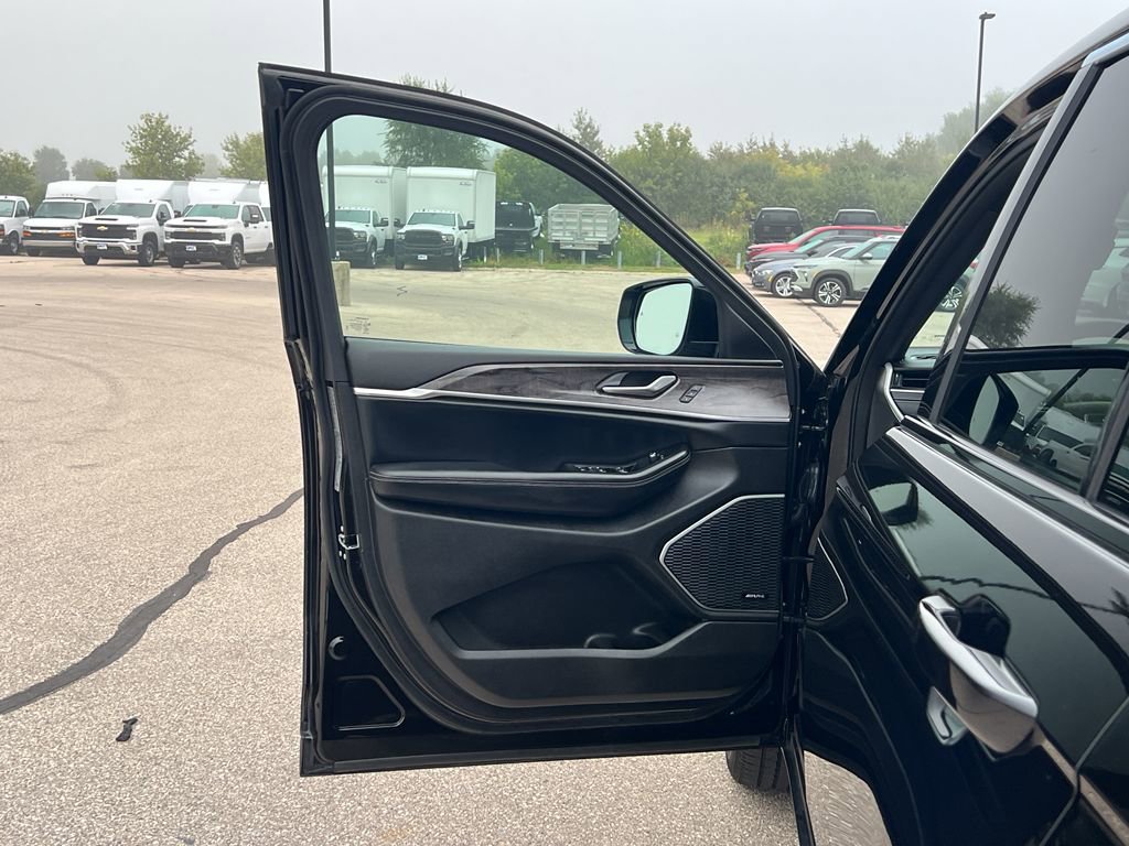 Used 2024 Jeep Grand Cherokee Limited w/ Luxury Tech Group II image 11