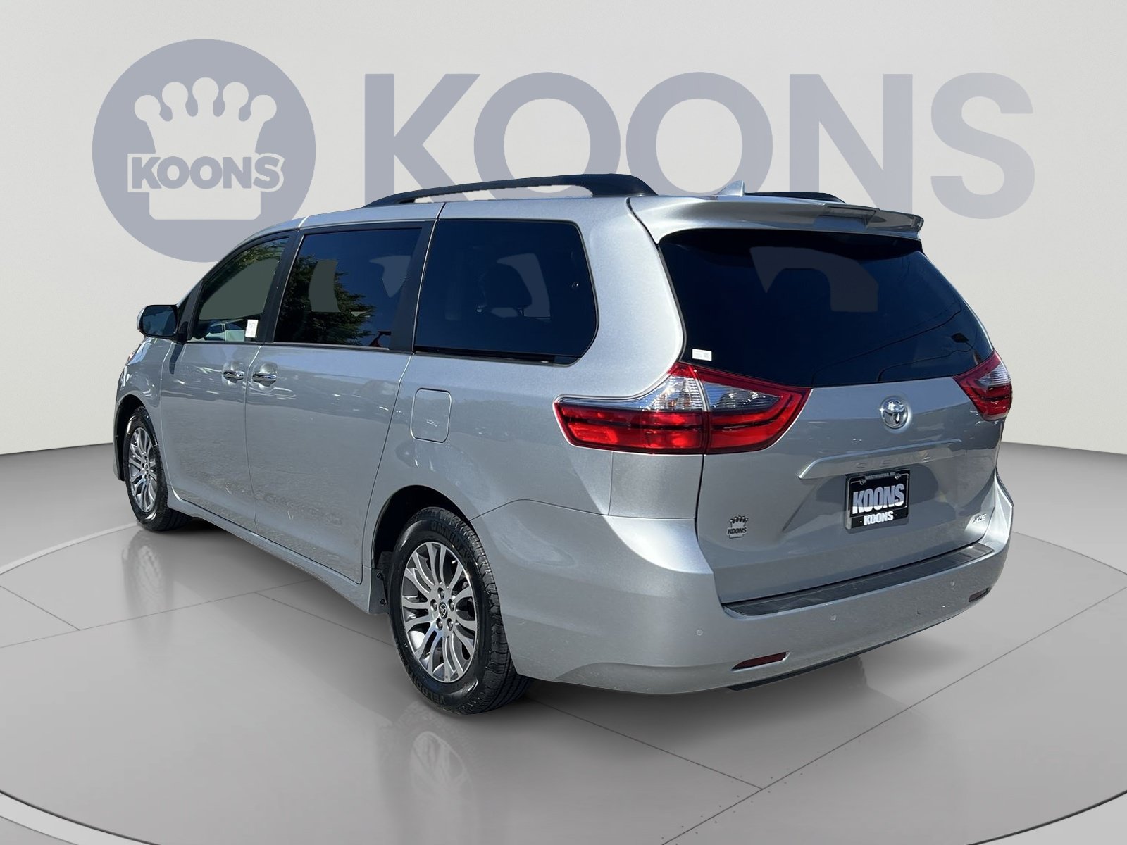 Used 2020 Toyota Sienna XLE w/ XLE Navigation Package FWD image 4