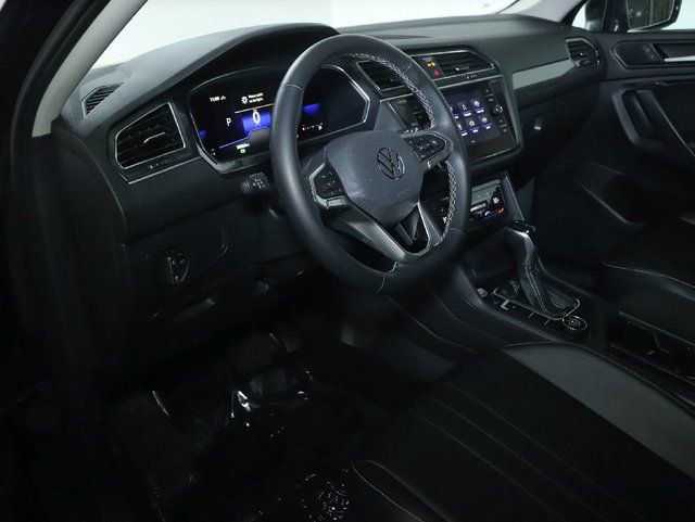 Used 2022 Volkswagen Tiguan SE w/ Panoramic Sunroof Package image 18