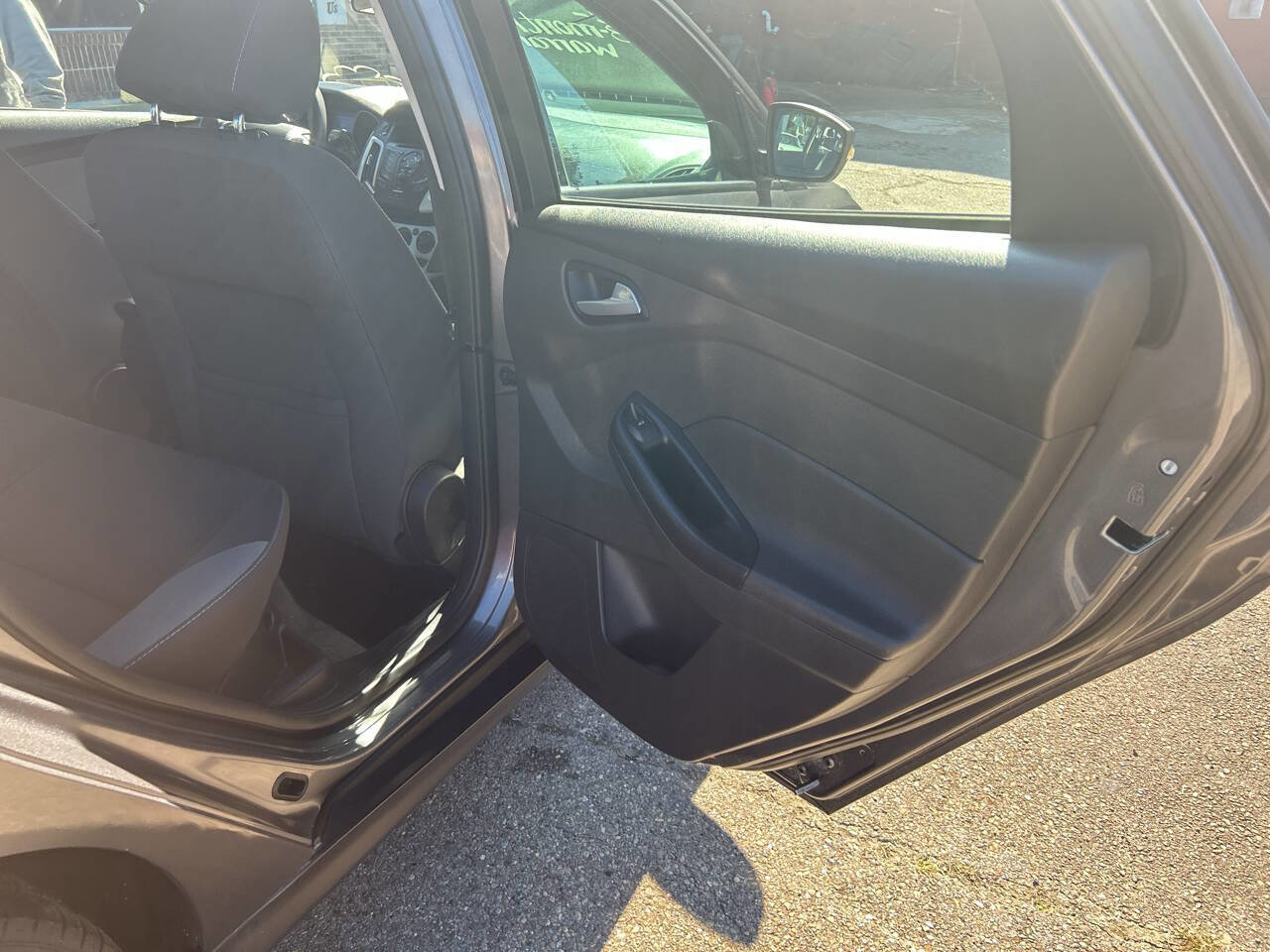 Used 2013 Ford Focus SE w/ SE Winter Pkg image 25