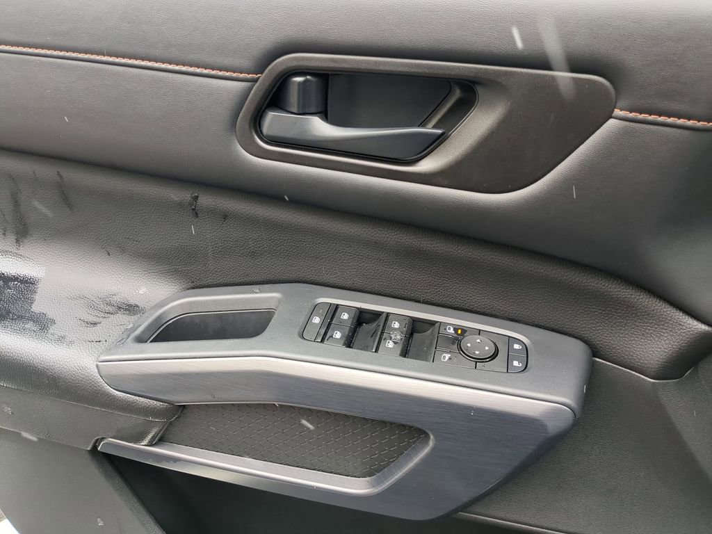 Used 2025 Nissan Pathfinder Rock Creek image 13