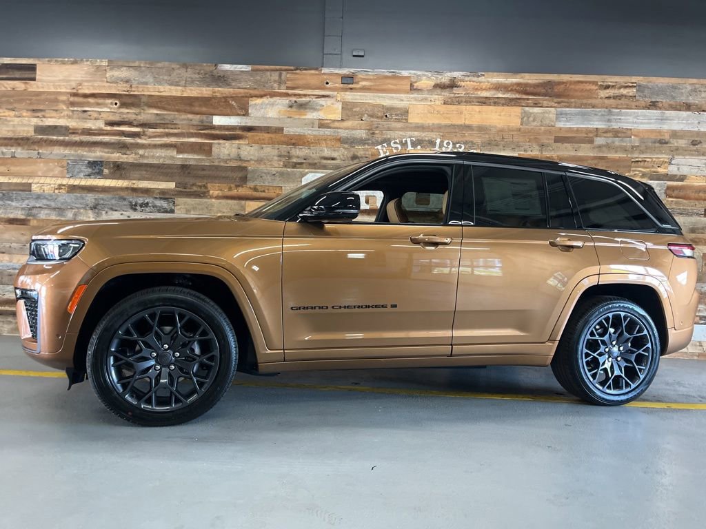New 2026 Jeep Grand Cherokee Summit w/ Obsidian Package AWD/4WD image 17