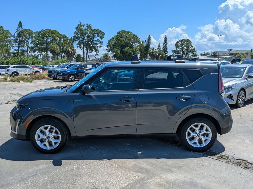 Certified 2023 Kia Soul LX w/ LX Technology Package FWD image 5