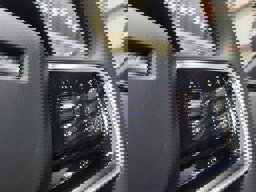 New 2024 Land Rover Discovery Sport Dynamic SE image 16