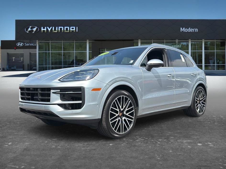 Used 2025 Porsche Cayenne AWD/4WD image 1