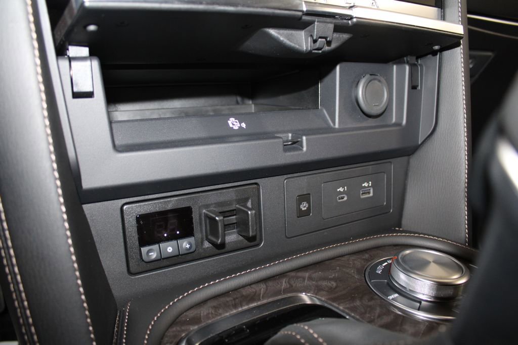 Used 2024 Nissan Armada Platinum w/ Captain's Chairs Package image 57