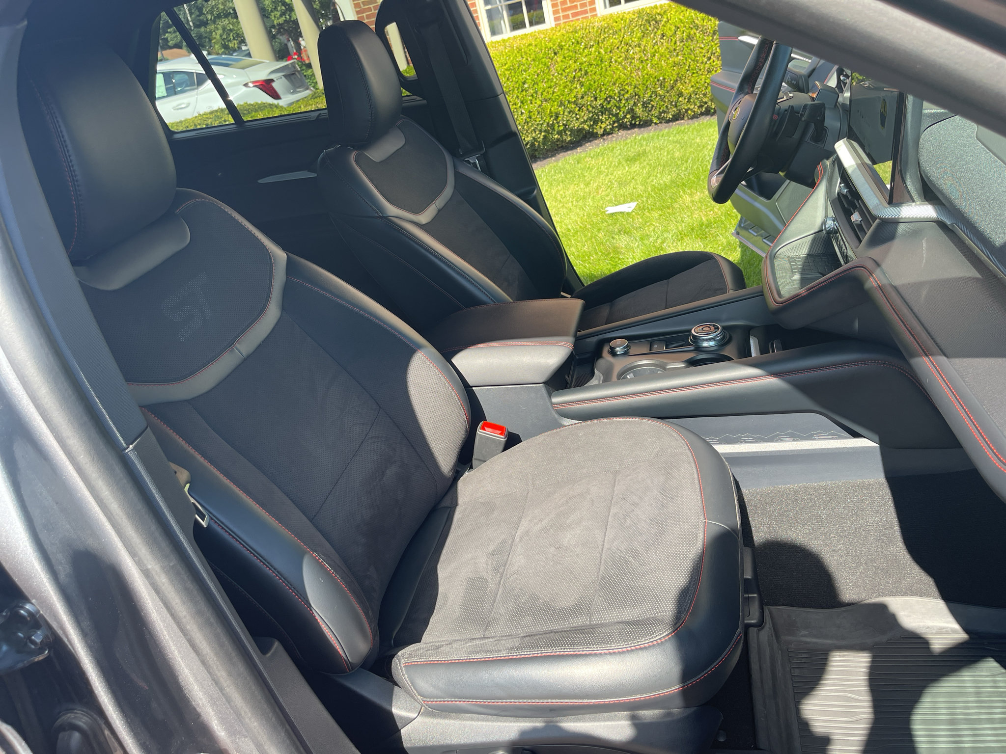 Used 2025 Ford Explorer ST AWD/4WD image 32