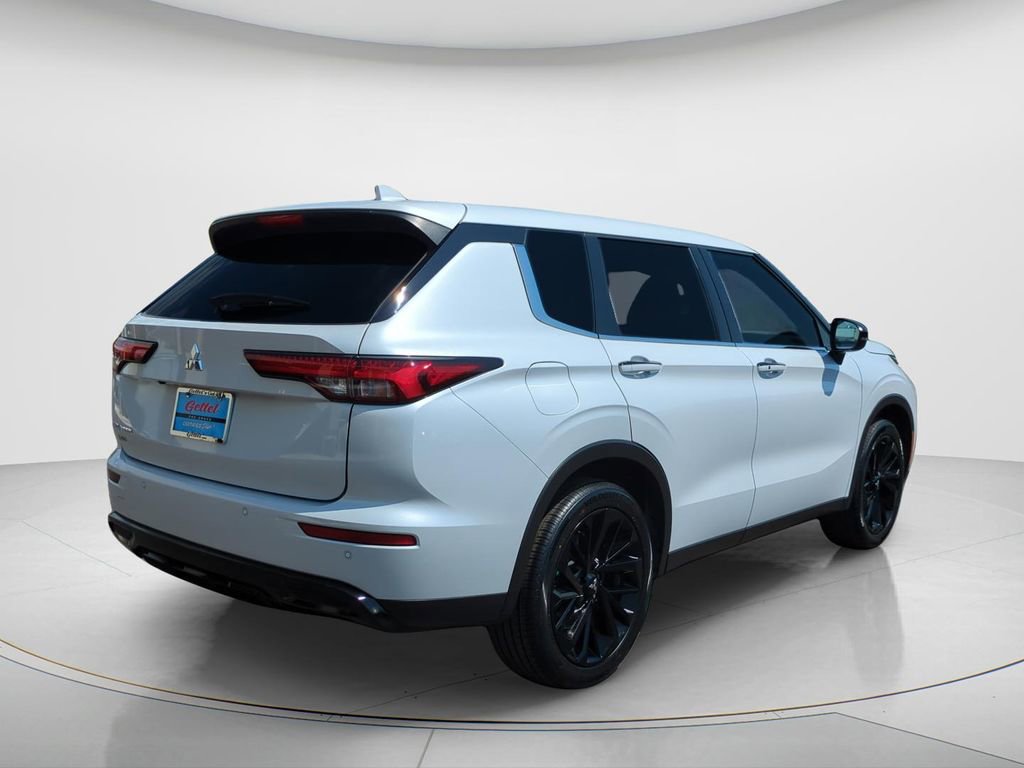 Used 2022 Mitsubishi Outlander SEL Black Edition image 4