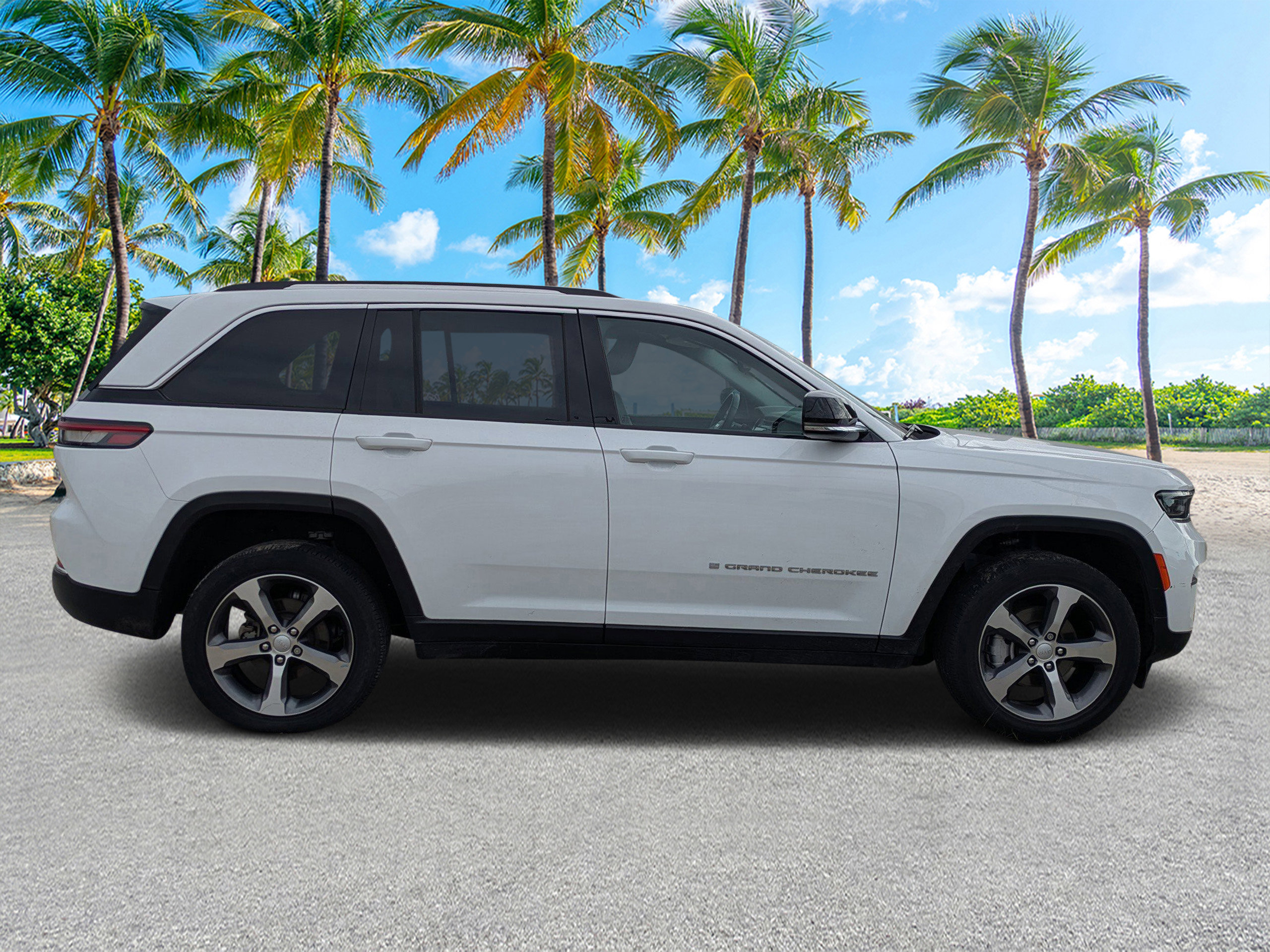 Used 2023 Jeep Grand Cherokee Limited AWD/4WD image 2