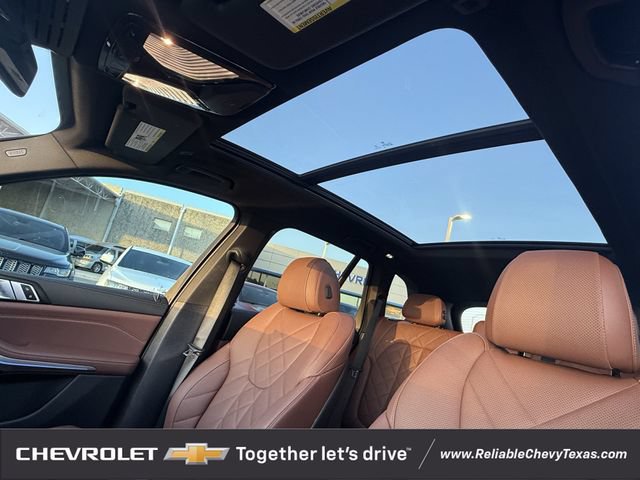 Used 2024 BMW X5 xDrive50e w/ Parking Assistance Package AWD/4WD image 29