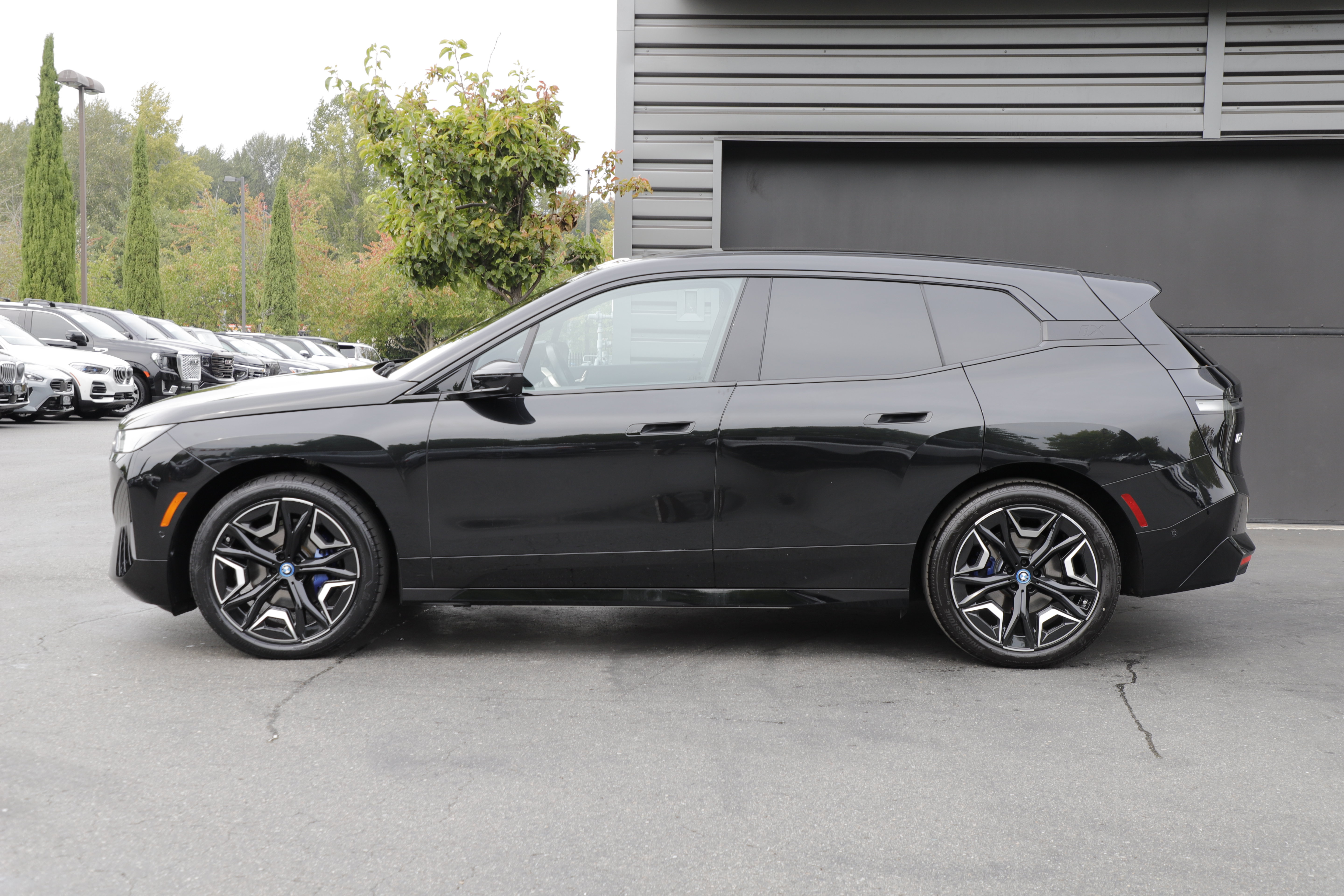 Used 2025 BMW iX xDrive50 w/ Sport Package AWD/4WD image 5