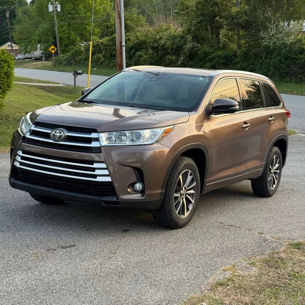 Used 2017 Toyota Highlander XLE FWD image 9