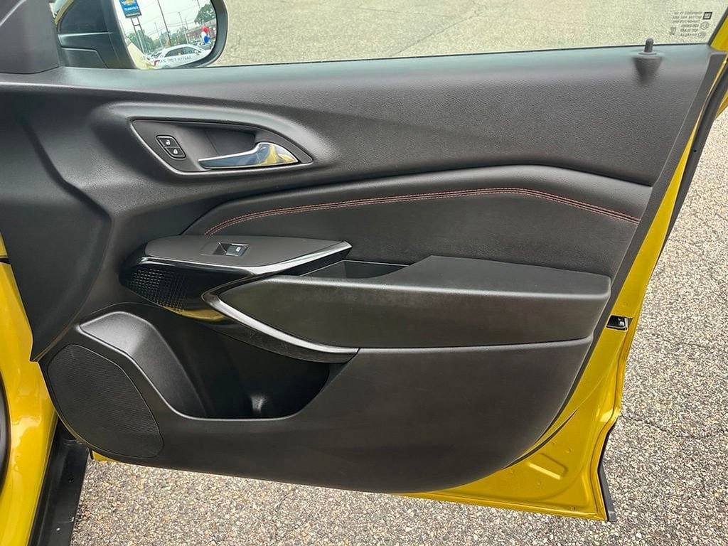 Certified 2024 Chevrolet Trax RS w/ Sunroof Package FWD image 45