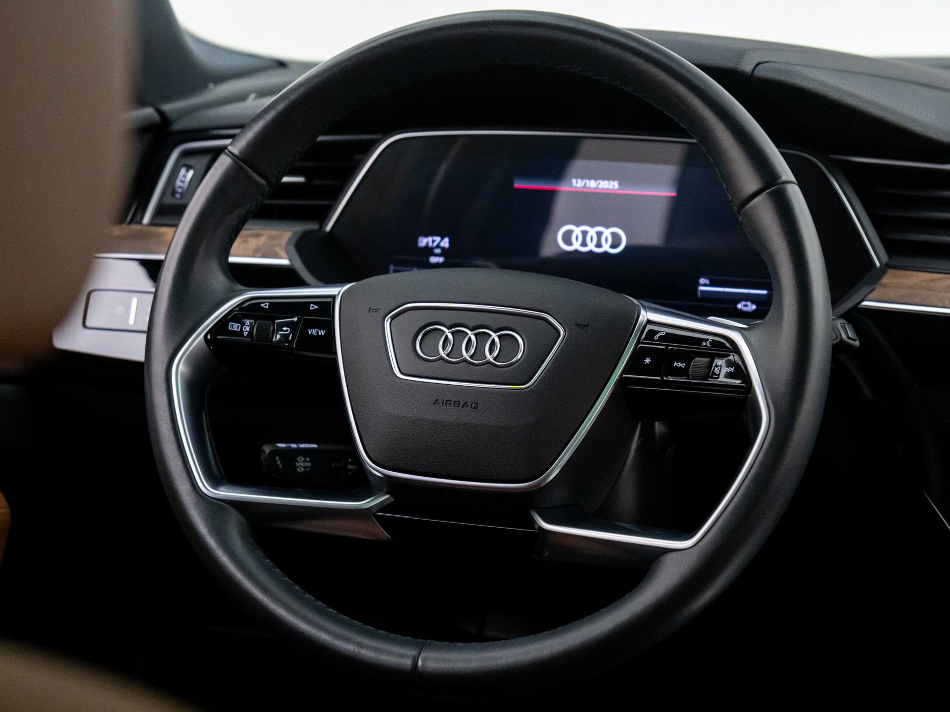 Used 2022 Audi e-tron Premium Plus w/ Premium Plus Package image 14