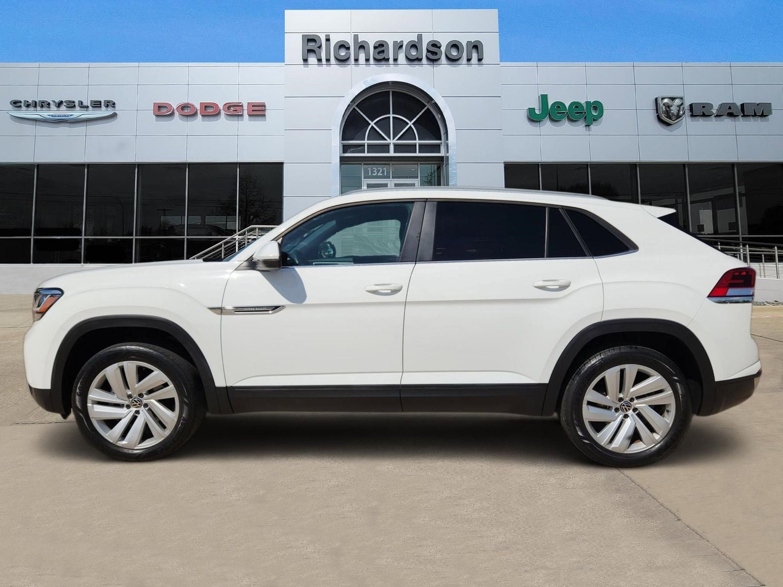 Used 2022 Volkswagen Atlas Cross Sport SE FWD image 3