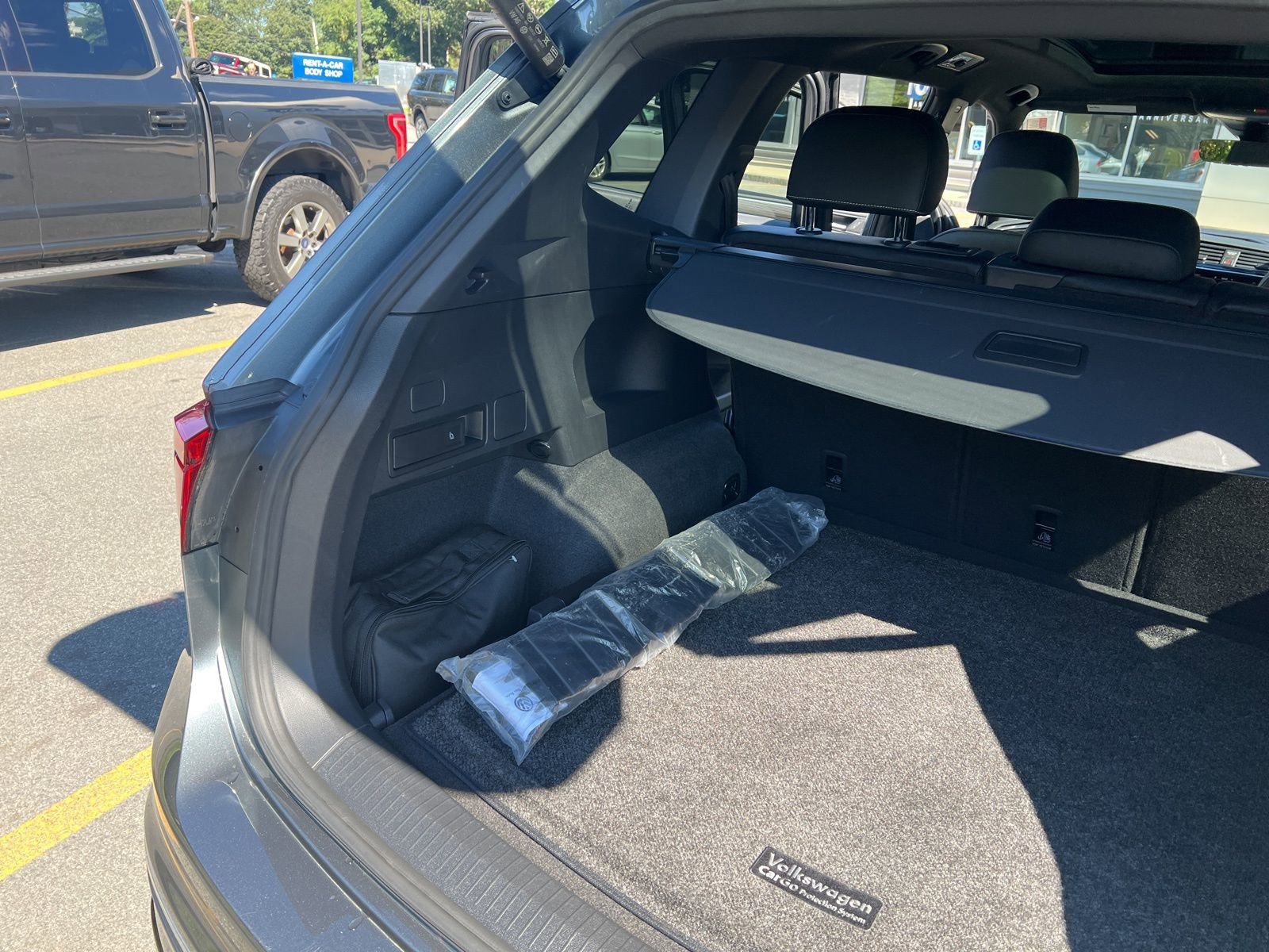 Used 2022 Volkswagen Tiguan SEL R-Line image 11