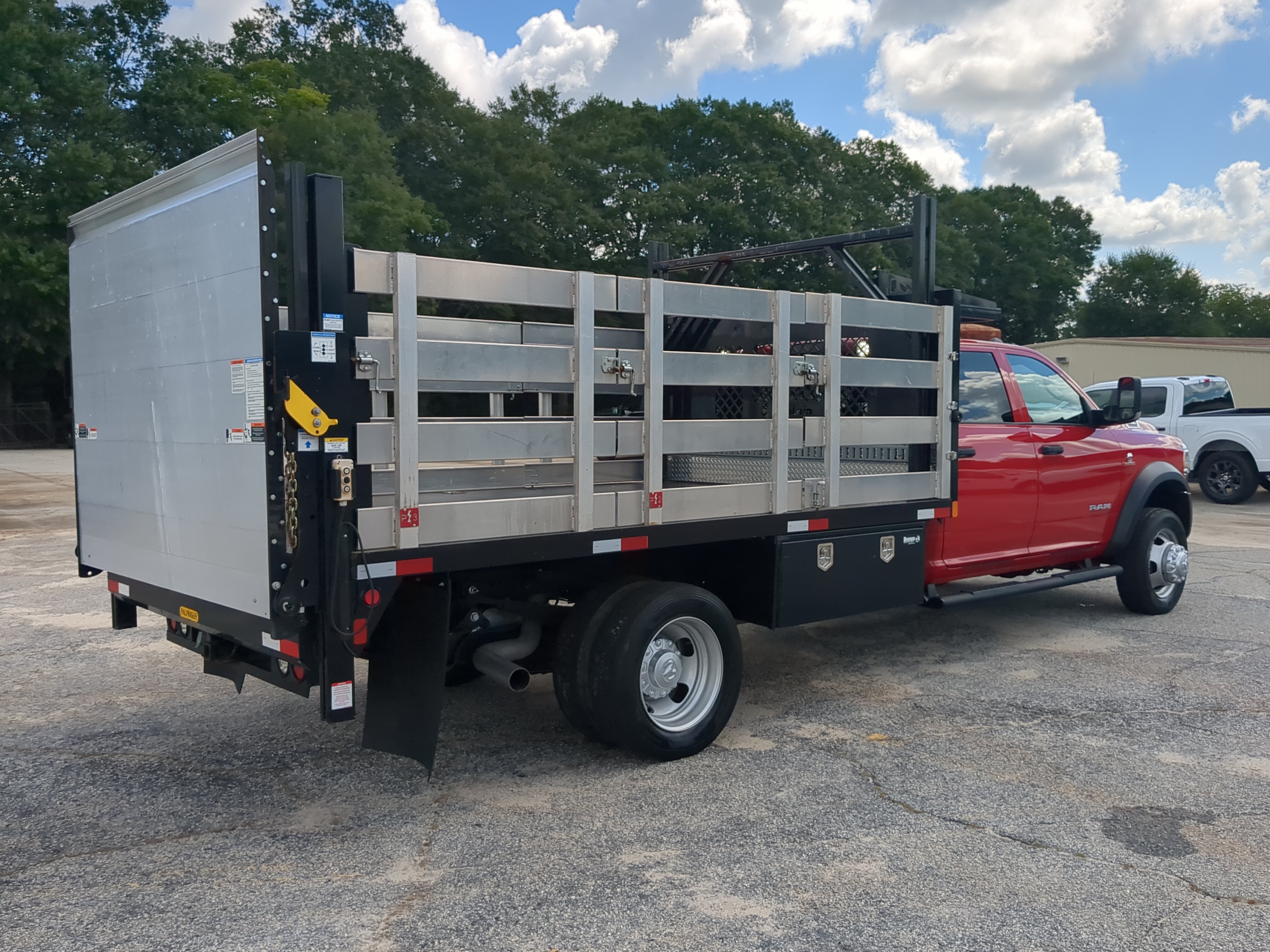 Used 2022 RAM 5500 Tradesman w/ Chrome Appearance Group RWD image 3