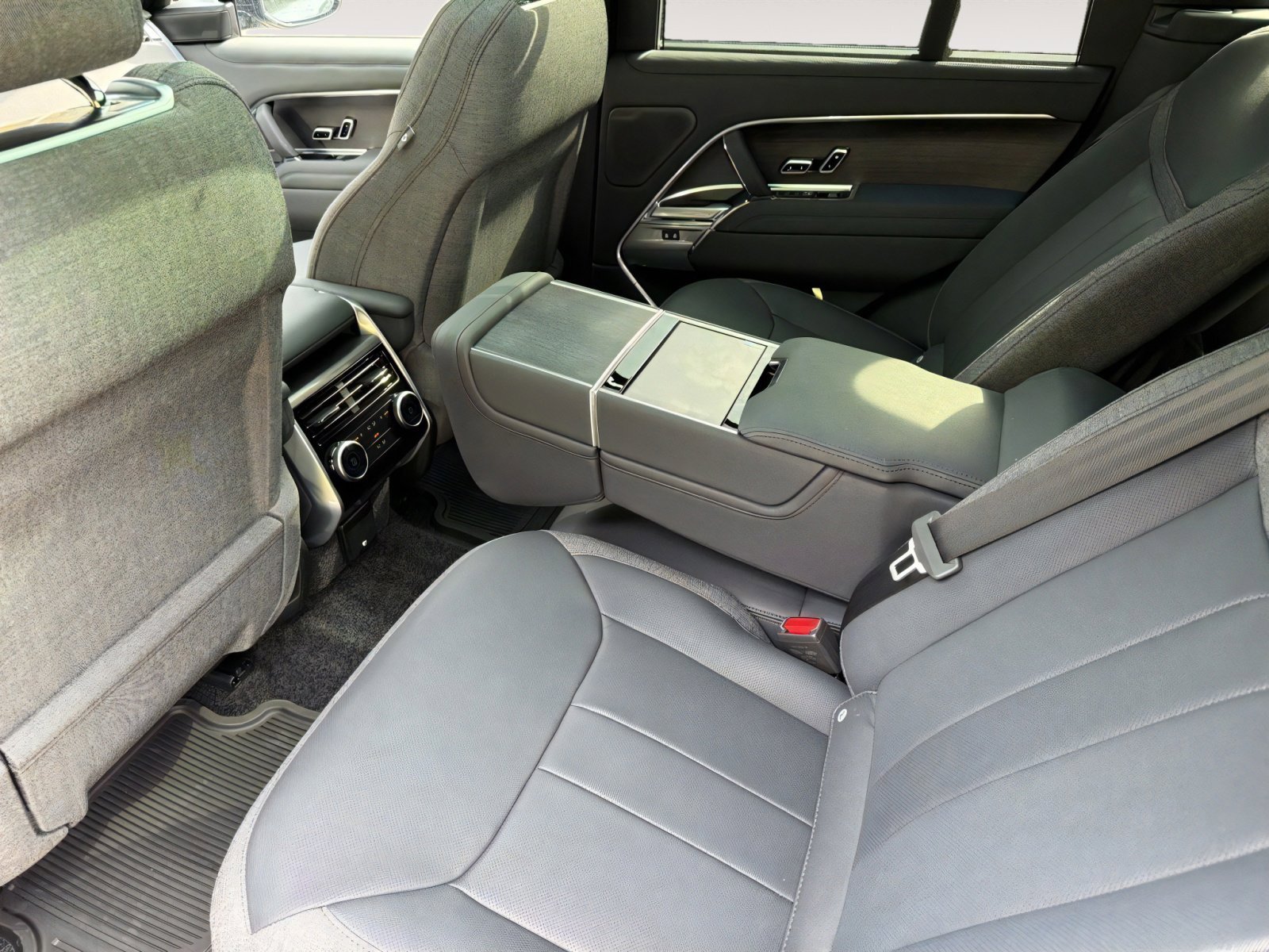 New 2025 Land Rover Range Rover SE image 14