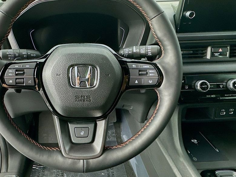 Used 2025 Honda Pilot TrailSport image 16