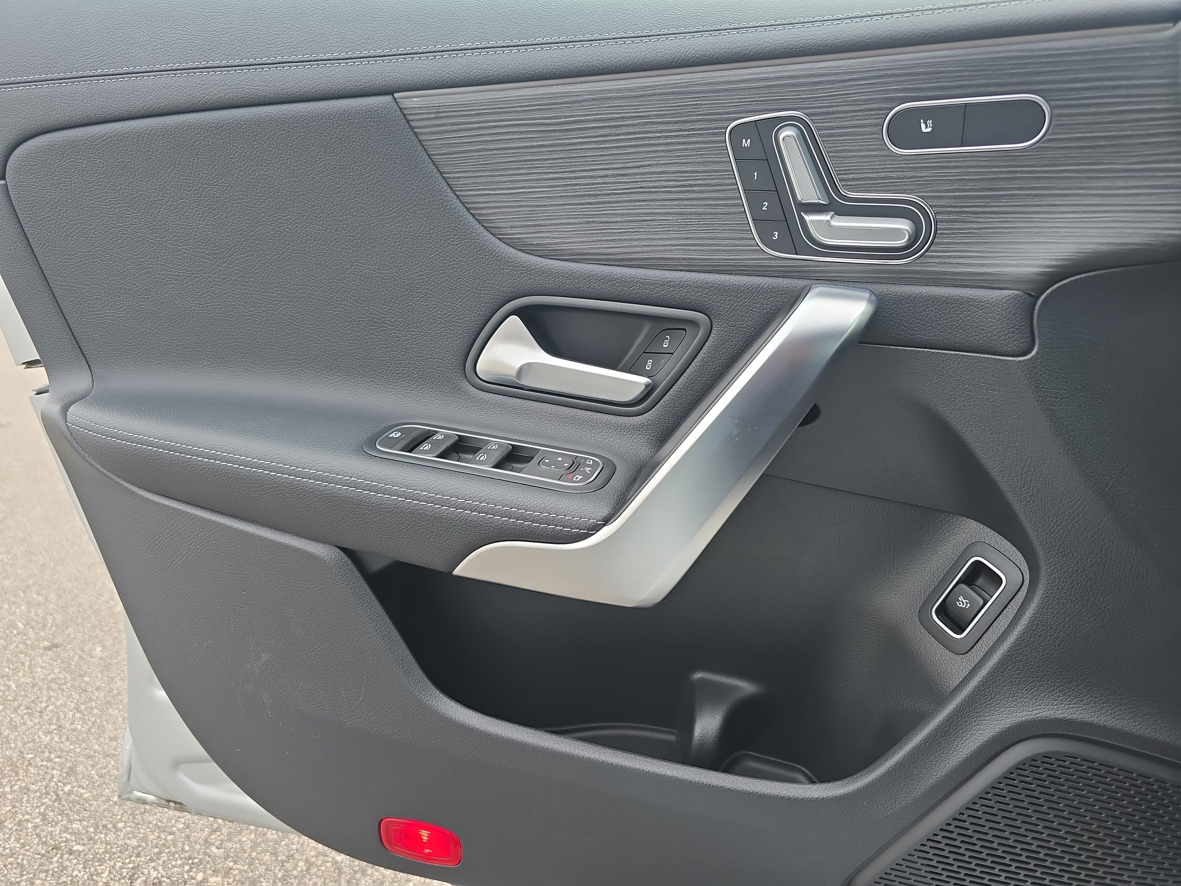 Used 2023 Mercedes-Benz CLA 250 4MATIC w/ Premium Package image 27