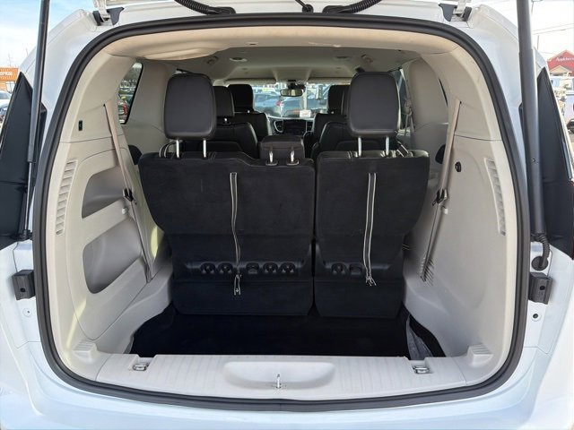 Used 2024 Chrysler Pacifica Touring-L image 11