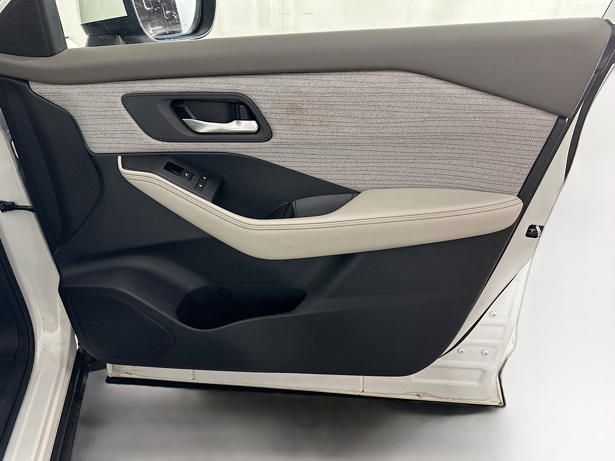 Used 2023 Nissan Rogue SV image 31