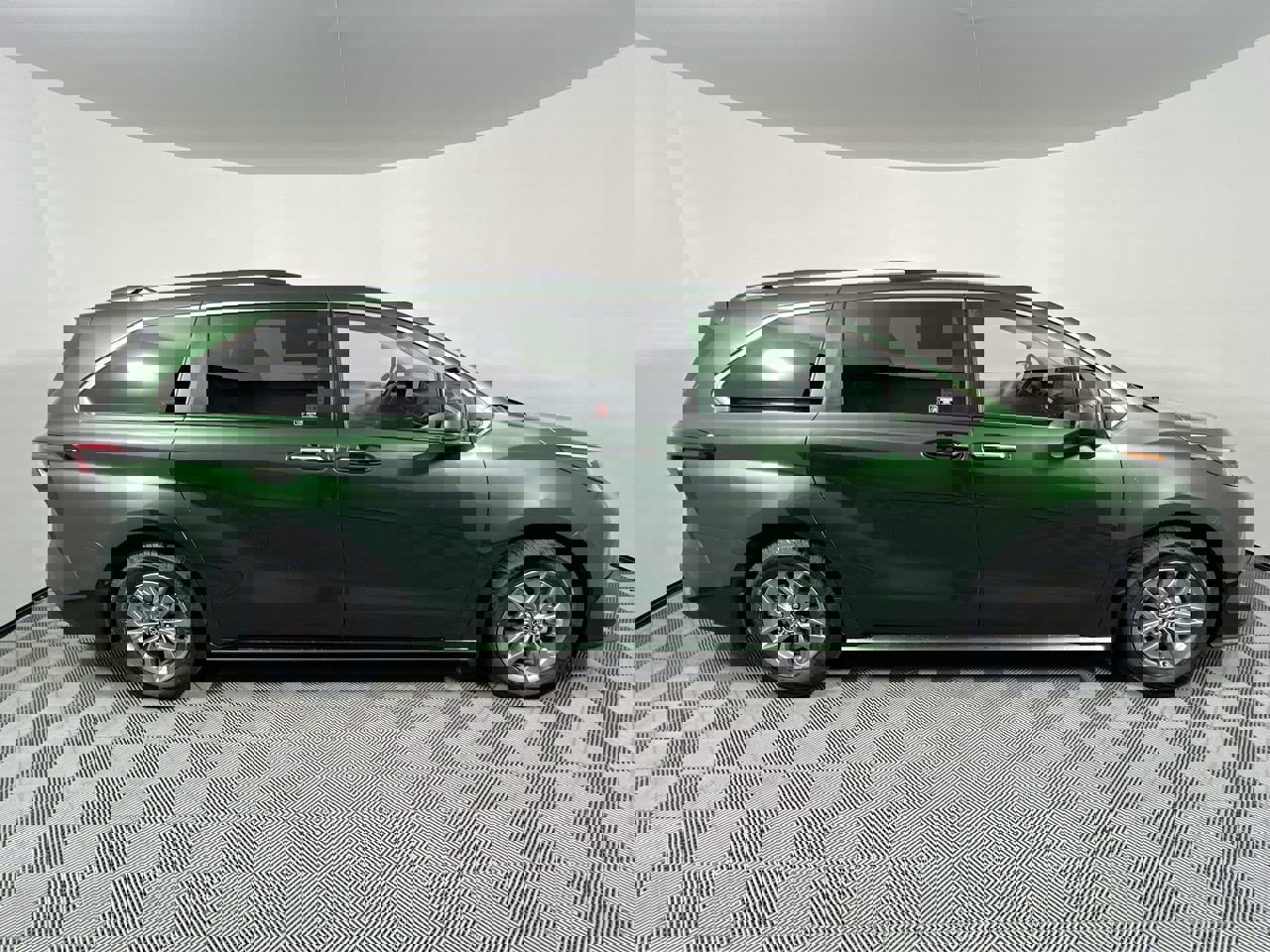 Used 2025 Toyota Sienna XLE image 2