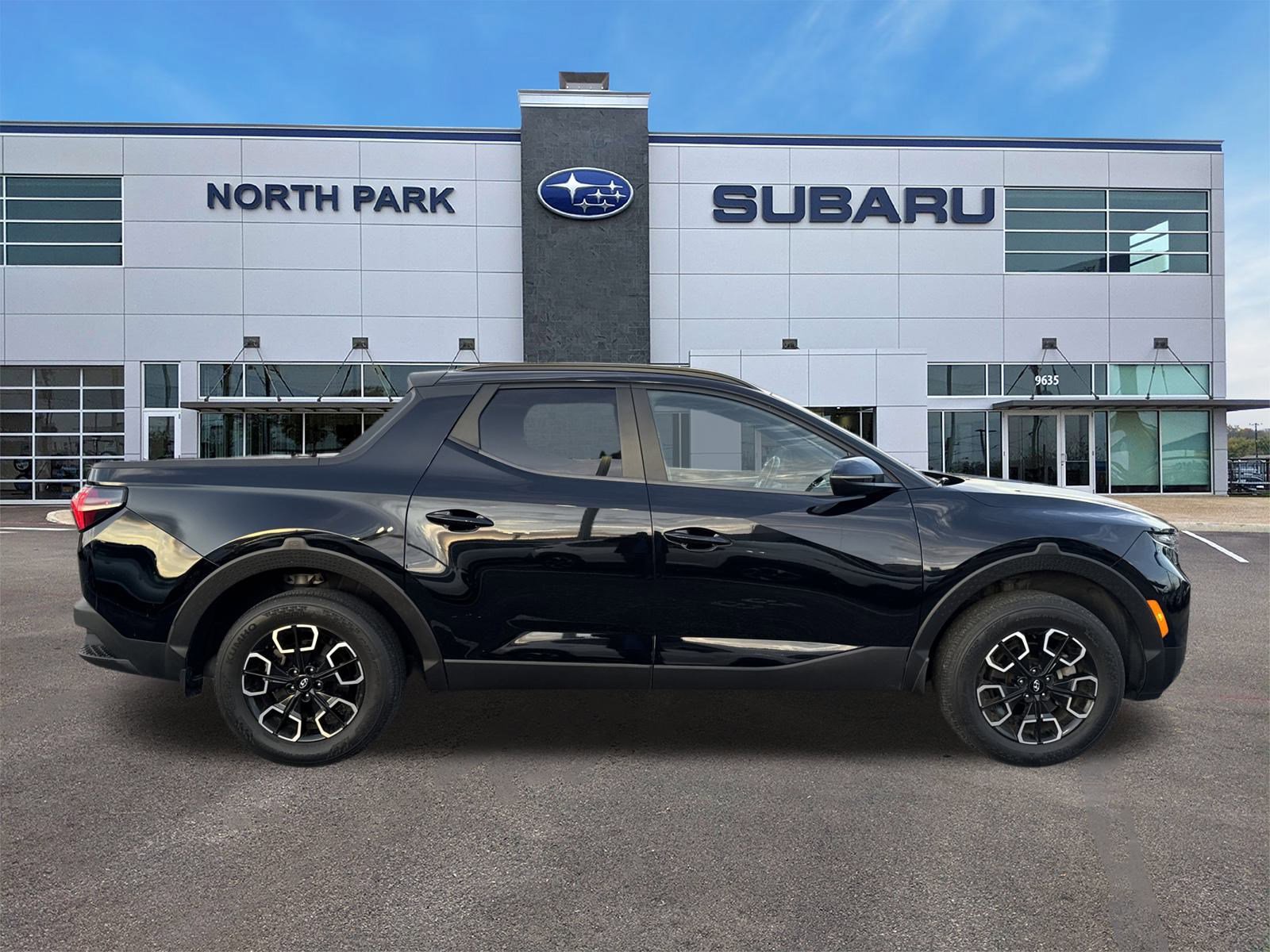 Used 2022 Hyundai Santa Cruz SEL Premium image 2