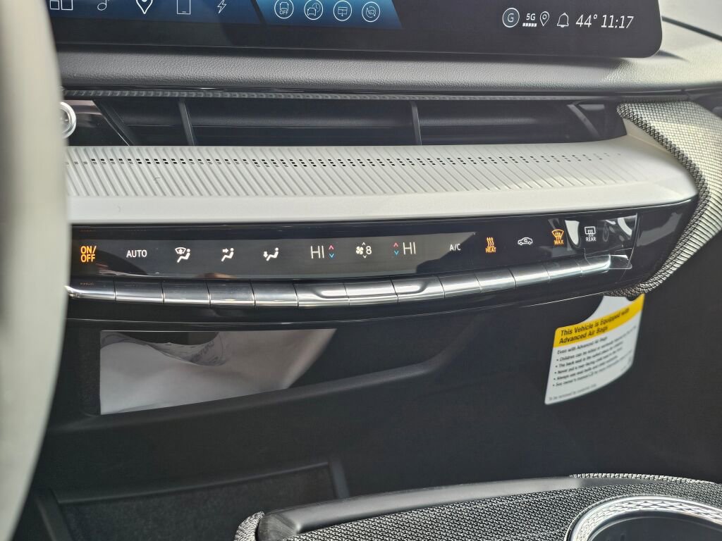 New 2026 Cadillac Optiq Luxury 2 image 33