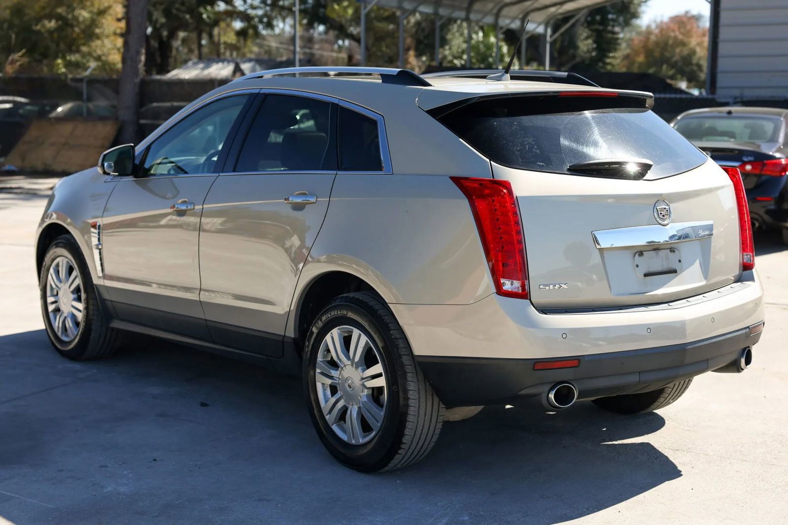 Used 2010 Cadillac SRX Luxury image 3