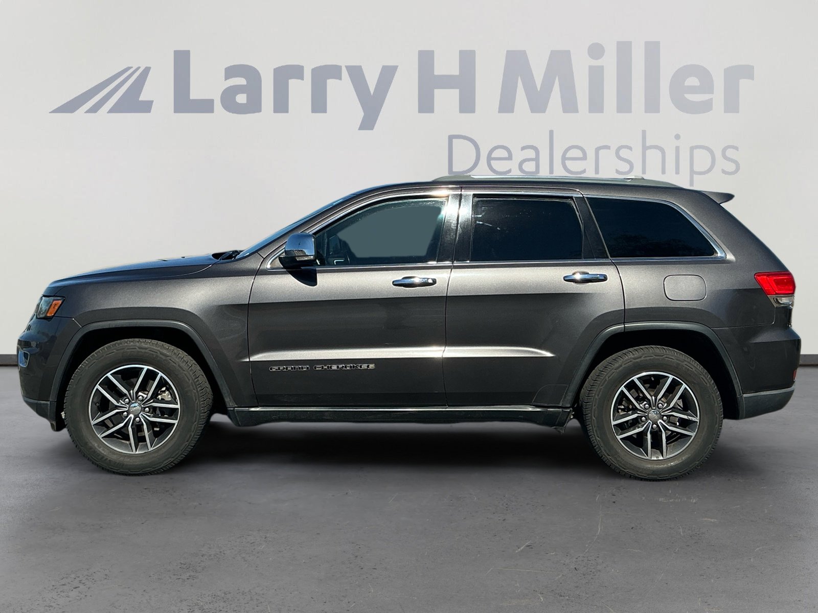 Used 2018 Jeep Grand Cherokee Limited w/ Luxury Group II image 2