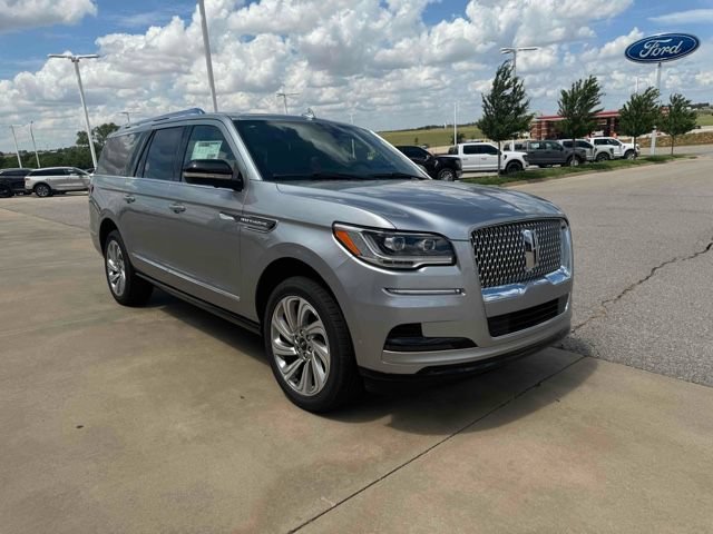 Used 2024 Lincoln Navigator L Reserve AWD/4WD image 3