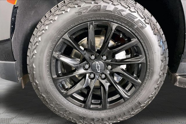 Used 2023 Chevrolet Suburban Premier RWD image 28
