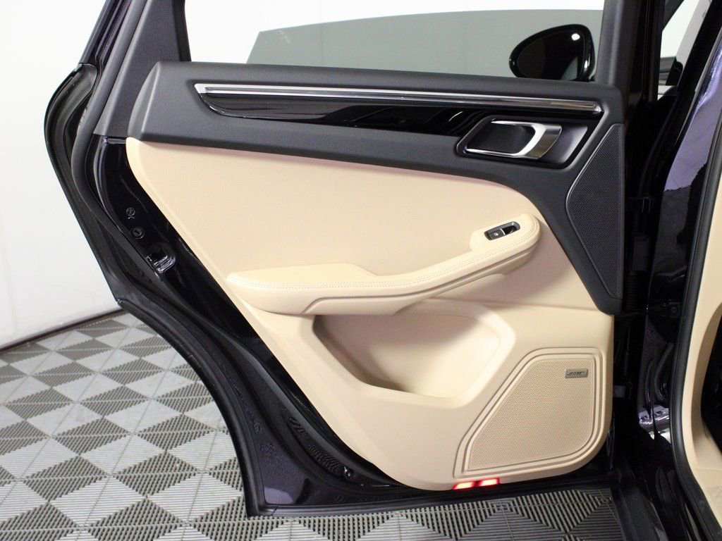Certified 2025 Porsche Macan image 32
