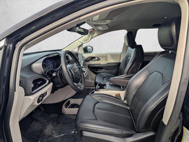 Used 2024 Chrysler Pacifica Touring-L image 16