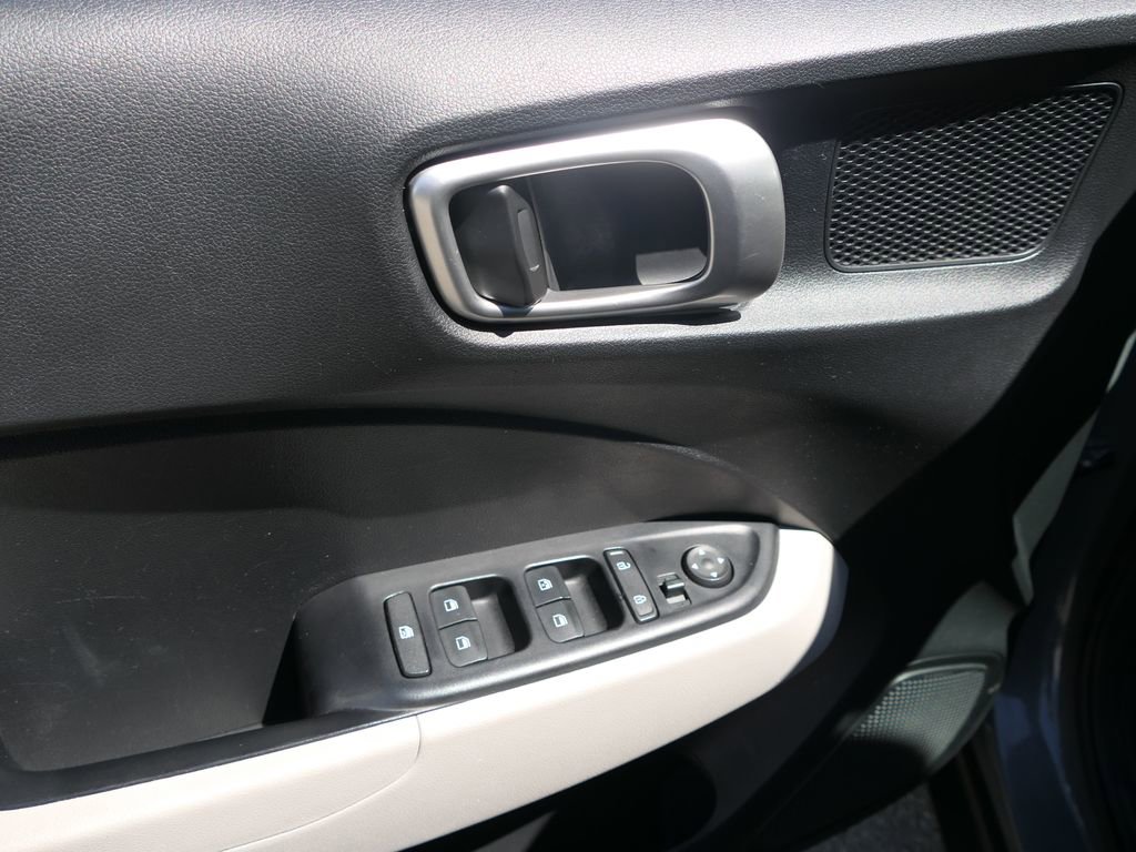 Used 2023 Hyundai Venue SEL FWD image 14