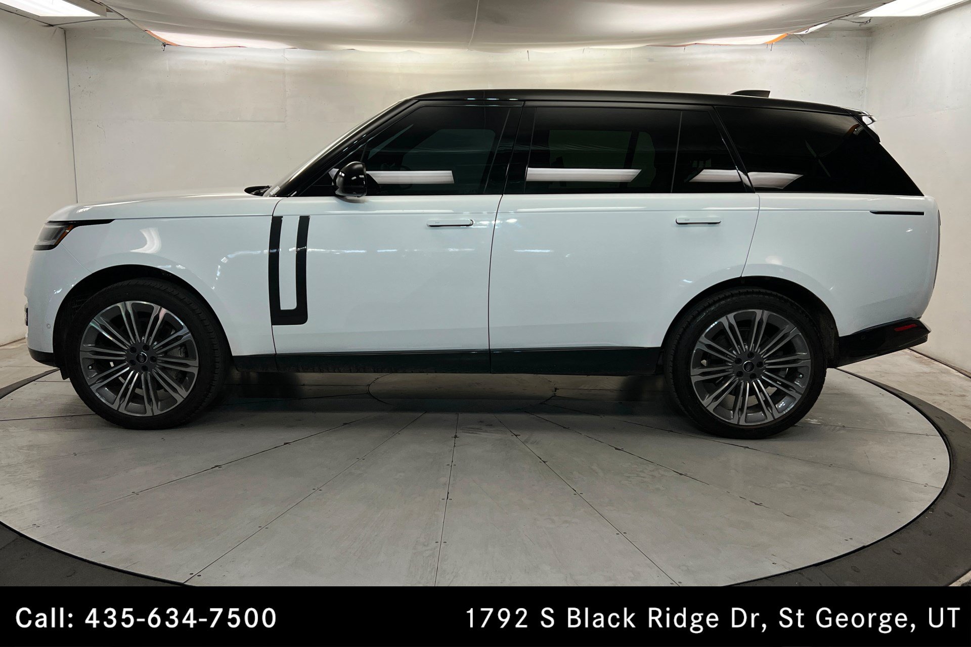 Used 2024 Land Rover Range Rover Long Wheelbase SE AWD/4WD image 2