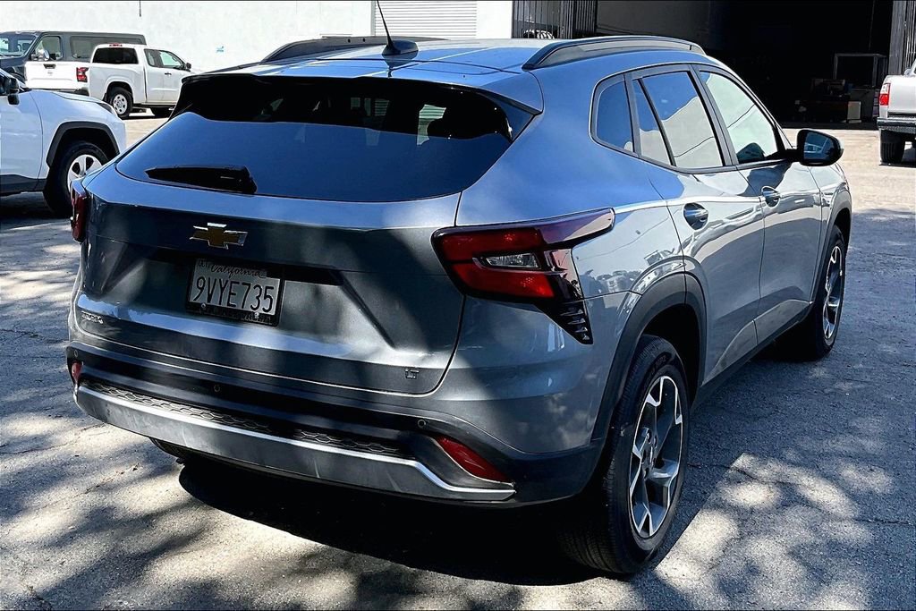 Used 2025 Chevrolet Trax LT w/ Driver Confidence Package FWD image 4