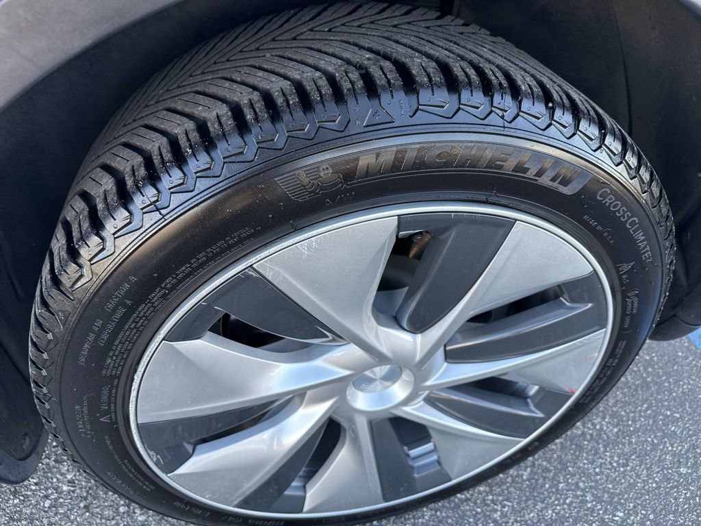 Used 2022 Tesla Model Y Long Range image 11