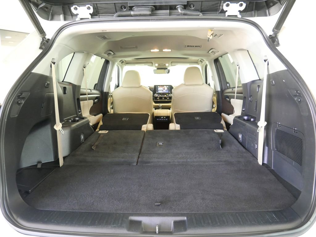Used 2021 Toyota Highlander XLE AWD/4WD image 30