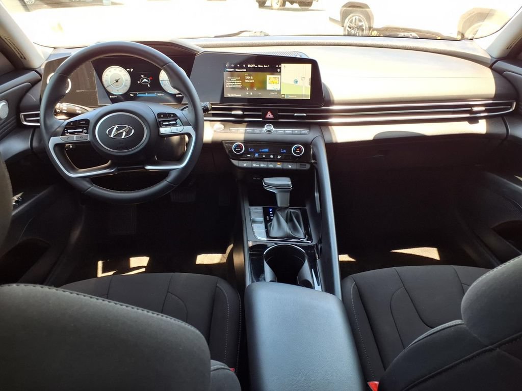 Used 2023 Hyundai Elantra SEL w/ Convenience Package FWD image 2
