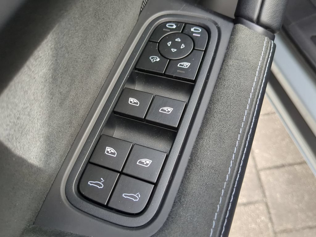 Used 2025 Porsche Cayenne GTS AWD/4WD image 17
