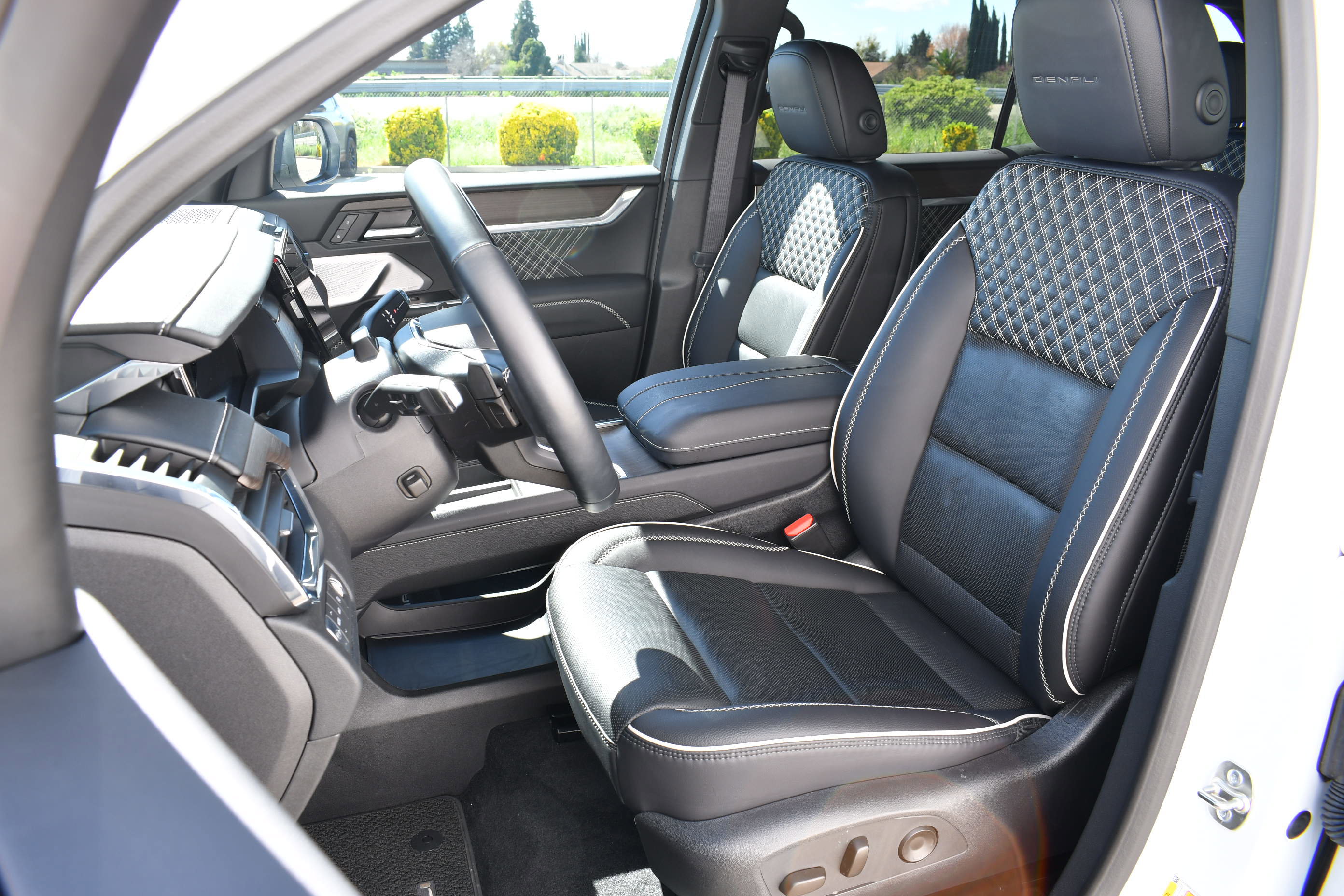 Used 2025 GMC Acadia Denali w/ Super Cruise Package image 19