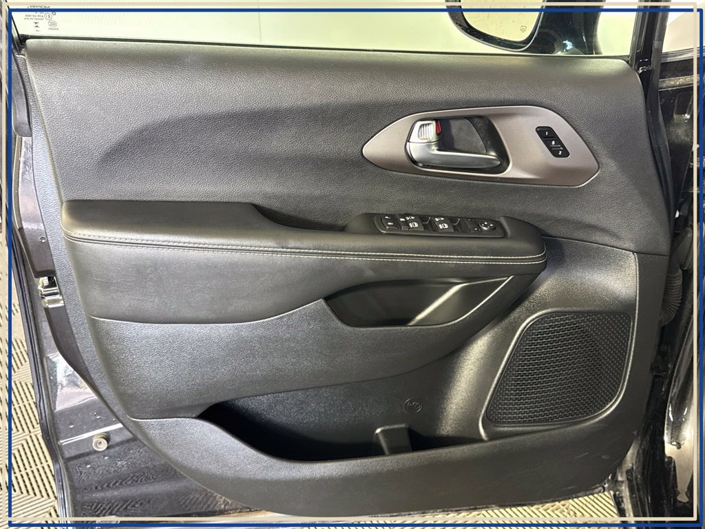 Certified 2025 Chrysler Pacifica Select FWD image 29