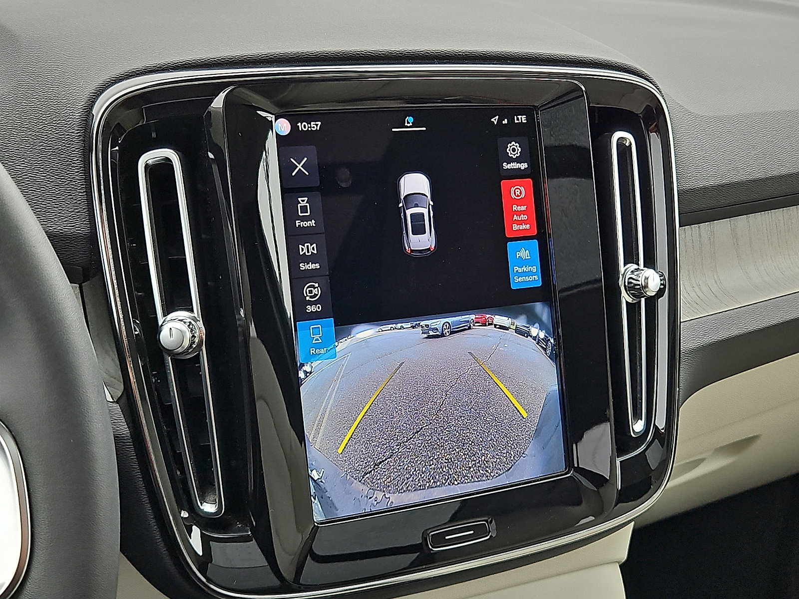 Certified 2023 Volvo XC40 B5 Ultimate w/ Protection Package Premier image 19